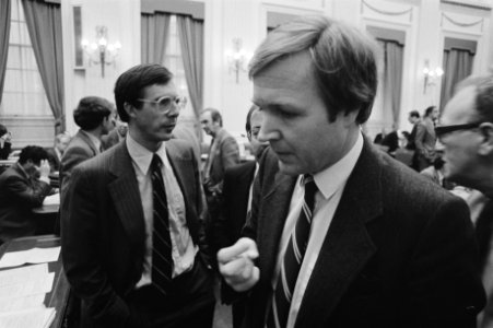 V.l.n.r. Laurens Jan Brinkhorst en Jan Terlouw in de tweede kamer, Bestanddeelnr 931-3009