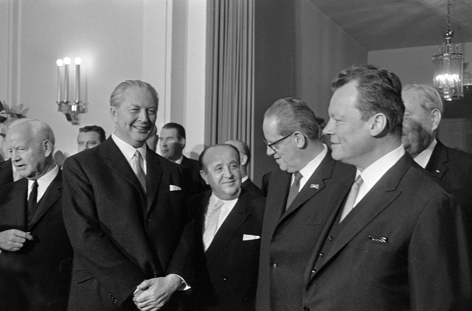 V.l.n.r. Kurt Georg Kiesinger, Hochler (CSU) Wehner en Willy Brandt, Bestanddeelnr 919-8404