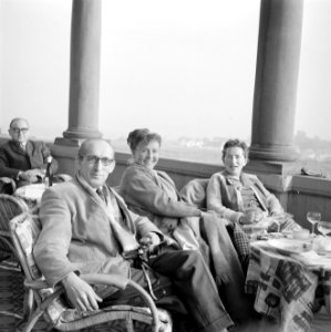 V.l.n.r. Hermann Peffer, Traute Flamme en Hilde Eschen op een terras in Wiesbade, Bestanddeelnr 254-4089