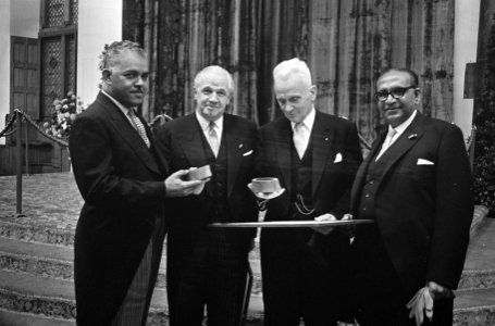 V.l.n.r. J.A.O. Bikker (Antillen), Voorzitter van de Tweede Kamer Frans-Joseph v, Bestanddeelnr 919-6952