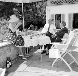 V.l.n.r. Hilde Eschen, Hermann Kreisselmeier en Walter Mehring zittend op een te, Bestanddeelnr 254-5037