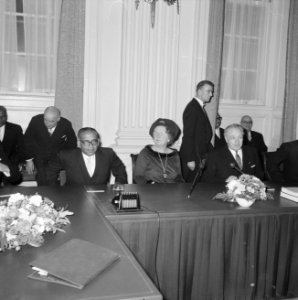V.l.n.r. Jan Bommer, koningin Juliana en Frans-Joseph van Thiel, Bestanddeelnr 915-9258