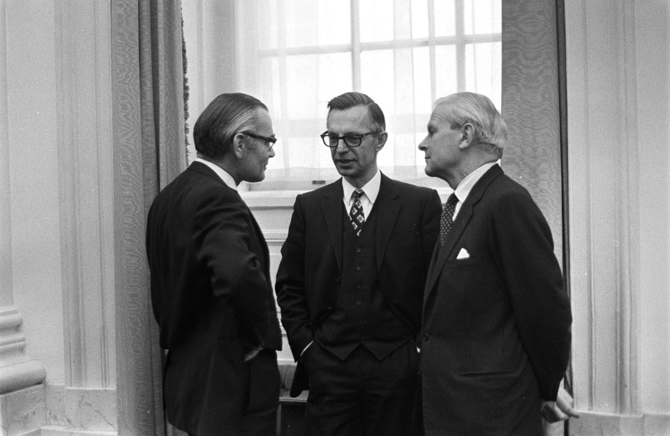 V.l.n.r. Jur Mellema (fractievoorzitter CHU), minister van Economische Zaken Ro…, Bestanddeelnr 924-3402