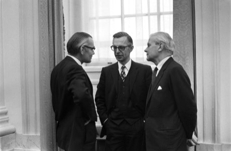 V.l.n.r. Jur Mellema (fractievoorzitter CHU), minister van Economische Zaken Ro…, Bestanddeelnr 924-3402
