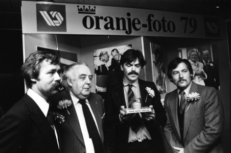 V.l.n.r. Erik Dikker (2e prijs), de heer van den Berge, Theo Bohmers (1e prijs) , Bestanddeelnr 930-2349