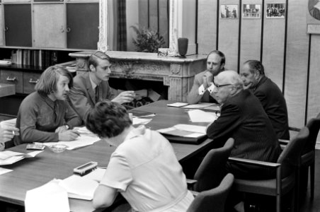 V.l.n.r. Johan Middendorp (voorzitter van de ASVA), Van Oosten (ASVA-bestuurslid, Bestanddeelnr 922-6170