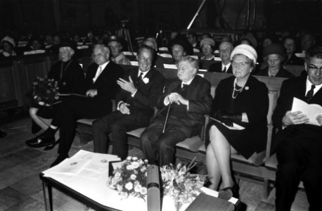 V.l.n.r. mevr. Von Weizsäcker, Carl von Weizsäcker, prins Bernhard, Gabriël Ma, Bestanddeelnr 922-9098