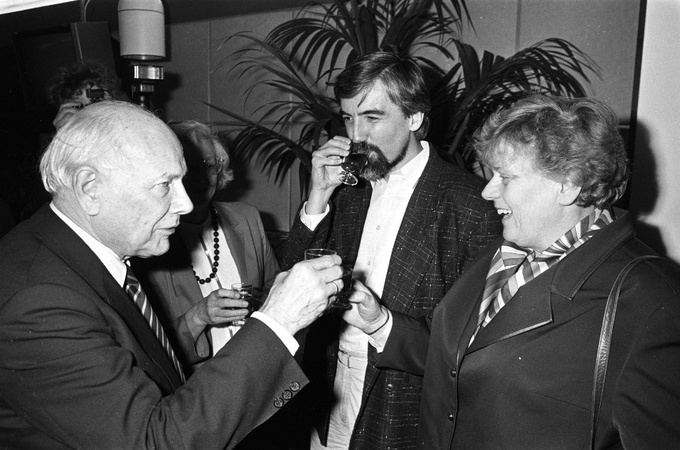 V.l.n.r. Joop den Uyl , Max van den Berg en Ien Dales, Bestanddeelnr 933-5620