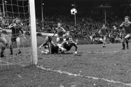 V.l.n.r. Leo van Veen, Jaap Bos en Ab Gritter in duel bij de wedstrijd FC Utrec…, Bestanddeelnr 931-3086