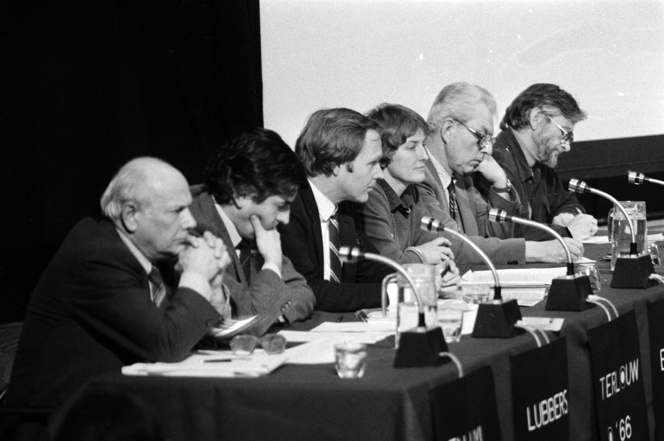 V.l.n.r. Joop den Uyl, Ruud Lubbers, Jan Terlouw, Ria Beckers, Marcus Bakker en , Bestanddeelnr 931-2742
