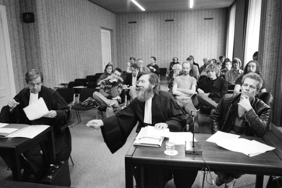 V.l.n.r. Gemeente-advocaat, advocaat Jan Donk en kraker Paul Eijpe, Bestanddeelnr 932-7098
