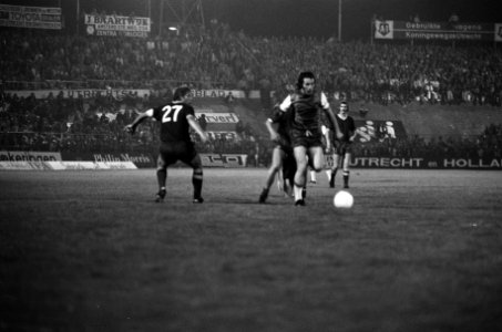 Utrecht tegen Feyenoord 0-4, Schneider (rechts) gaat 0-3 scoren, links Pronk, Bestanddeelnr 926-6704