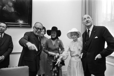 V.l.n.r. Maurice Schumann (Franse minister van Buitenlandse Zaken), prinses Mar…, Bestanddeelnr 924-3623