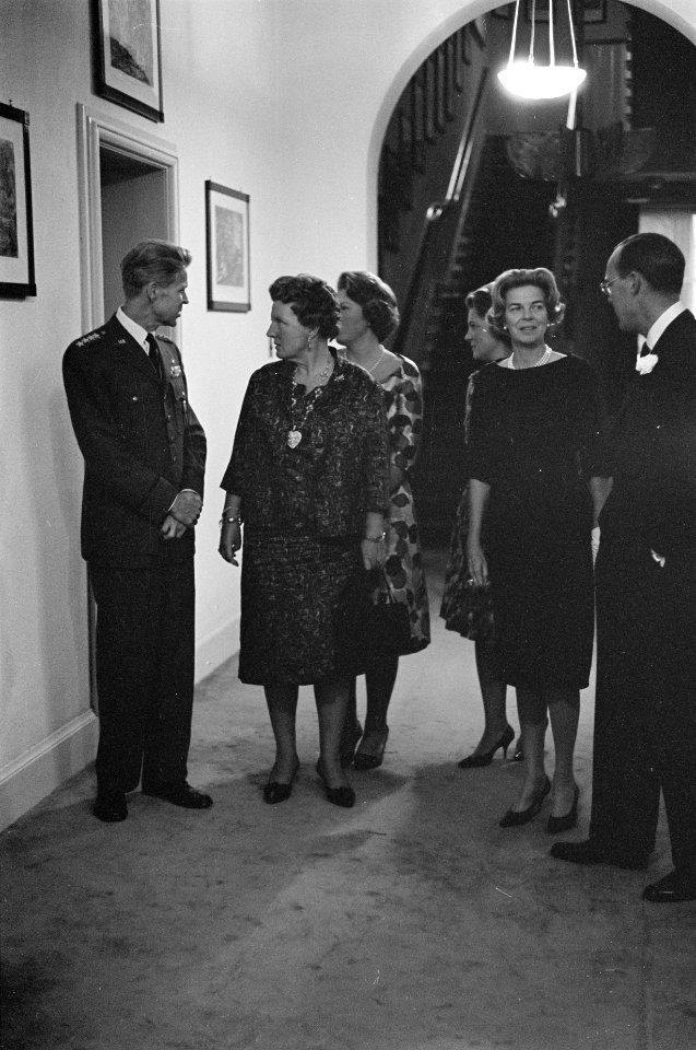 V.l.n.r. Lauris Norstadt, koningin Juliana, prinses Beatrix, prinses Irene, me…, Bestanddeelnr 914-2907