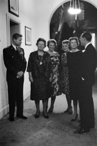 V.l.n.r. Lauris Norstadt, koningin Juliana, prinses Beatrix, prinses Irene, me…, Bestanddeelnr 914-2908