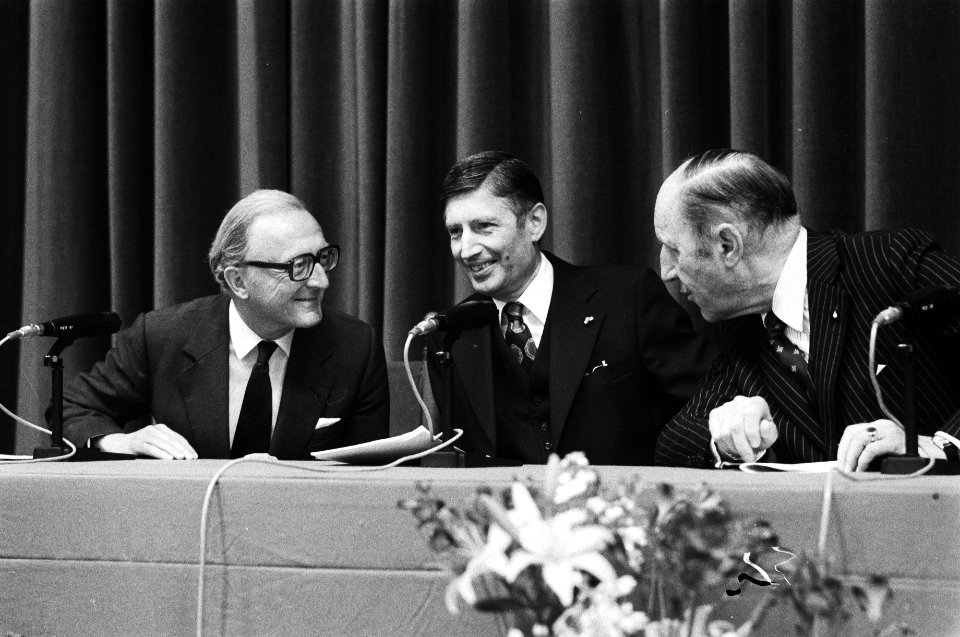 V.l.n.r. Lord Carrington, premier van Agt en secretaris-generaal Luns, Bestanddeelnr 930-2904