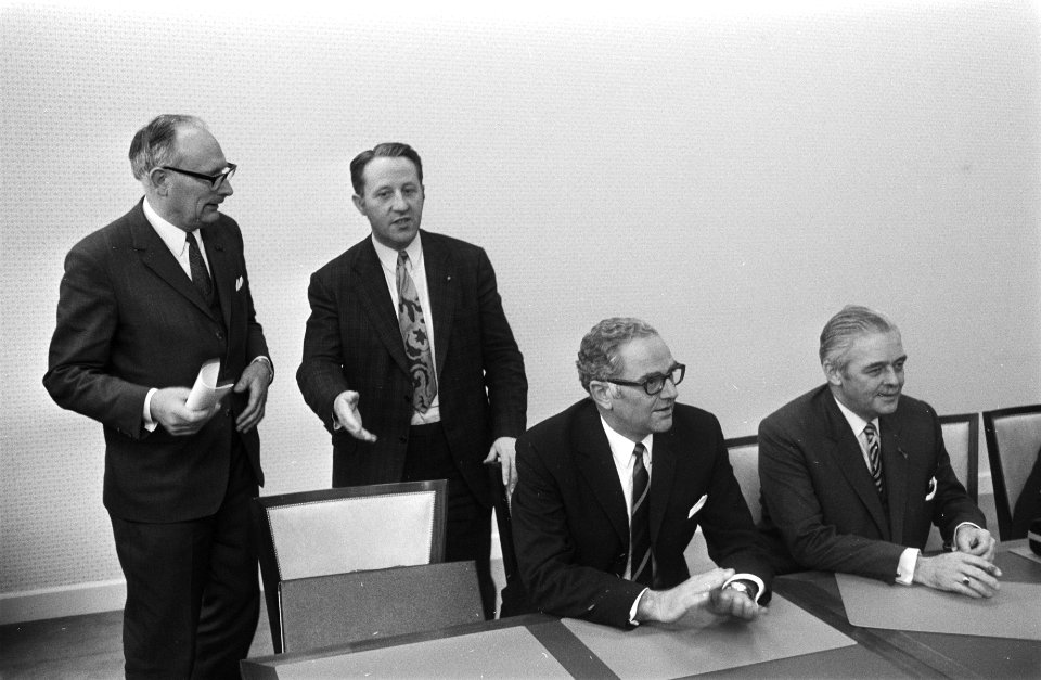 V.l.n.r. Johan van Hulst (CHU), Antoon Veerman (ARP), Fons van der Stee (KVP), …, Bestanddeelnr 924-3440