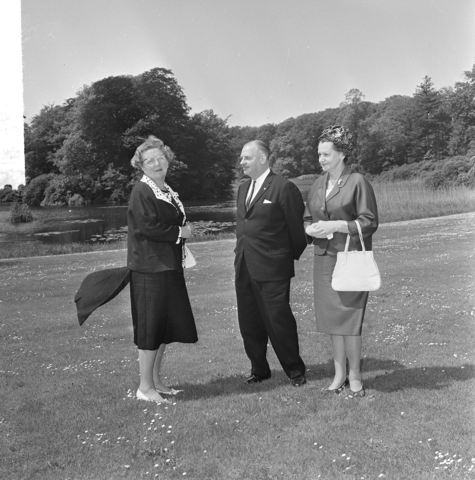 V.l.n.r. koningin Juliana , minister Opperman en zijn echtgenote in de paleistui, Bestanddeelnr 917-8340