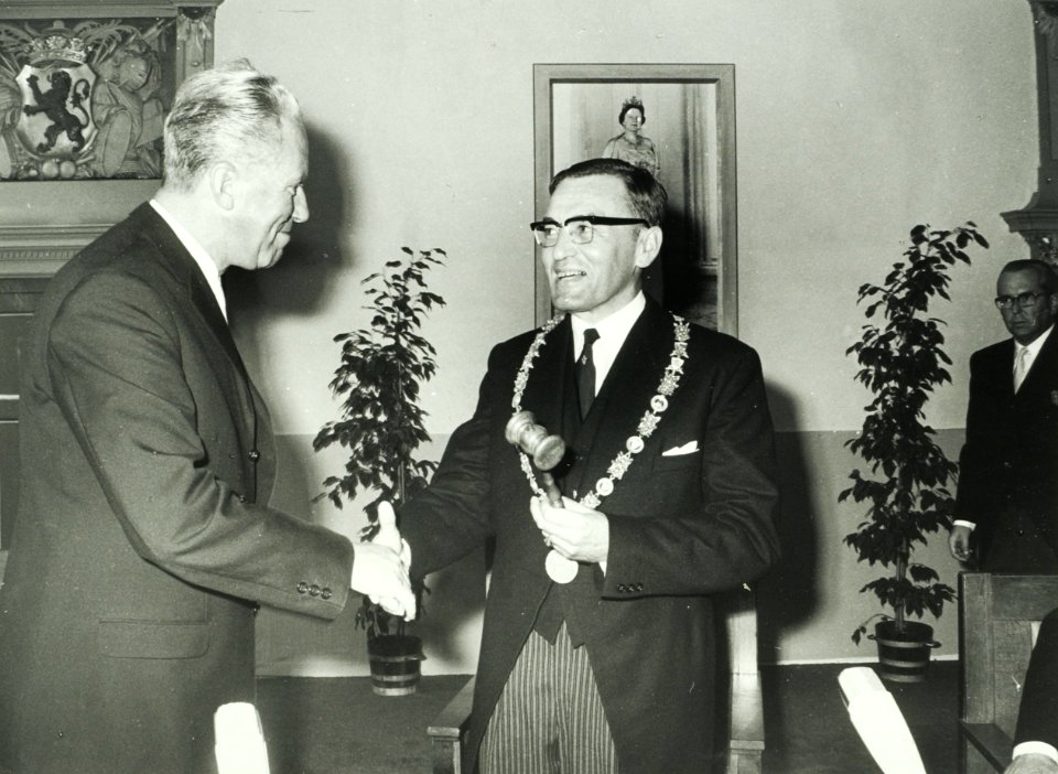V.l.n.r. Geluk, loco-burgemeester D.J.A. Gou, burgemeester Mr. Dr. L. de, NL-HlmNHA 5400463874