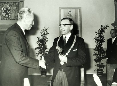 V.l.n.r. Geluk, loco-burgemeester D.J.A. Gou, burgemeester Mr. Dr. L. de, NL-HlmNHA 5400463874