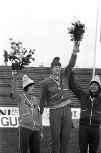 V.l.n.r. Jan Bazen, Eppie Bleeker en John Olof met bloemen na de prijsuitreiking, Bestanddeelnr 926-9376
