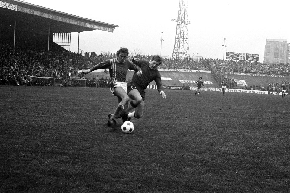Utrecht tegen Twente 1-2, Rene van der Kerkhof (links) duel met Pronk, Bestanddeelnr 926-0019