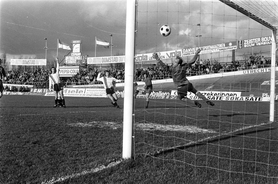 Utrecht tegen Heracles 4-1, KNVB beker Bonsink (2e van rechts) maakt doelpunt , Bestanddeelnr 926-8179
