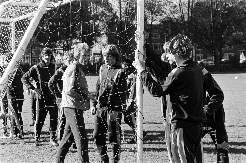 V.l.n.r. Krol, trainer Beenhakker en Lerby, Bestanddeelnr 930-5021