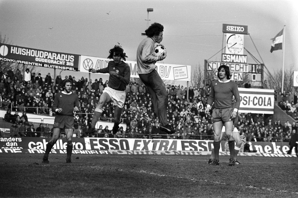 Utrecht tegen Ajax 1-1 Arnesen (Denemarken) (links) debuteert bij Ajax rechts k, Bestanddeelnr 928-4518