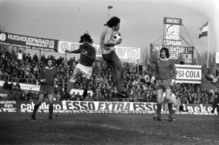 Utrecht tegen Ajax 1-1 Arnesen (Denemarken) (links) debuteert bij Ajax rechts k, Bestanddeelnr 928-4518