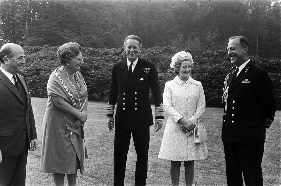 V.l.n.r. koningin Juliana, Sir William O'Brien, diens echtgenote en ..., Bestanddeelnr 923-9204