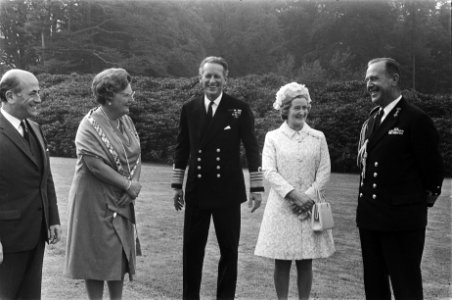 V.l.n.r. koningin Juliana, Sir William O'Brien, diens echtgenote en ..., Bestanddeelnr 923-9204