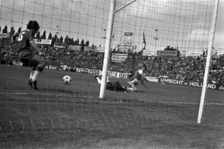 Utrecht tegen Feyenoord 0-4, Van Hanegem (rechts) scoort 0-2, Bestanddeelnr 925-8207