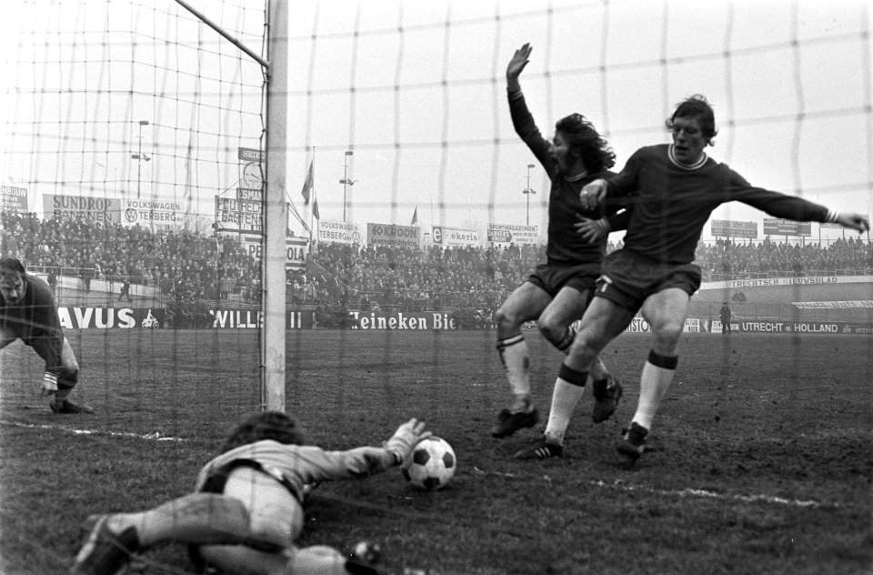 Utrecht tegen Sparta 1-5, tweede doelpunt voor Sparta, rechts Tonnie Pronk , mid, Bestanddeelnr 926-1993
