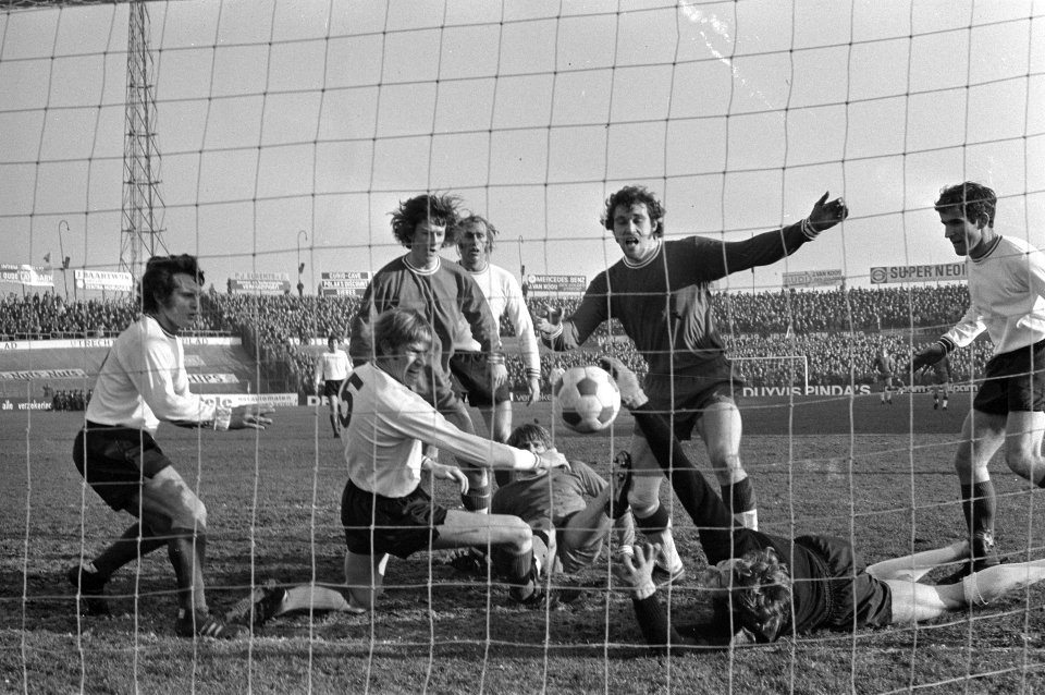 Utrecht tegen PSV, Leo van Veen scoort 1-0 voor Utrecht, Bestanddeelnr 925-3154