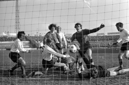 Utrecht tegen PSV, Leo van Veen scoort 1-0 voor Utrecht, Bestanddeelnr 925-3154
