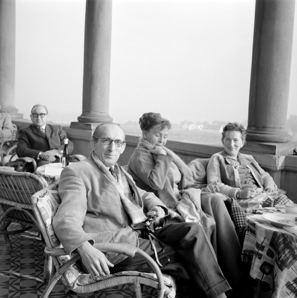 V.l.n.r. Hermann Peffer, Traute Flamme en Hilde Eschen op een terras in Wiesbade, Bestanddeelnr 254-4088