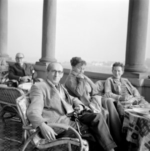 V.l.n.r. Hermann Peffer, Traute Flamme en Hilde Eschen op een terras in Wiesbade, Bestanddeelnr 254-4088