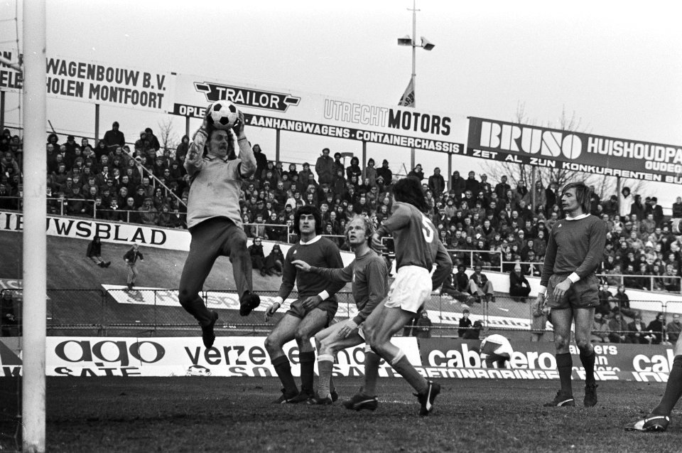 Utrecht tegen Ajax 1-1 keeper Henriksen (links) en Ruud Geels, Bestanddeelnr 928-4517