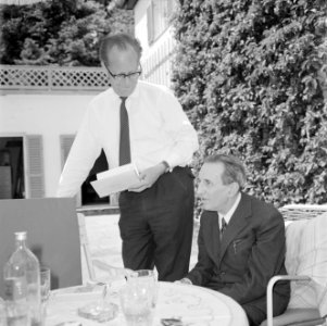 V.l.n.r. Hermann Kreisselmeier en Walter Mehring zittend op een terras, Bestanddeelnr 254-5046