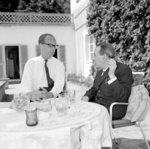 V.l.n.r. Hermann Kreisselmeier en Walter Mehring zittend op een terras, Bestanddeelnr 254-5042
