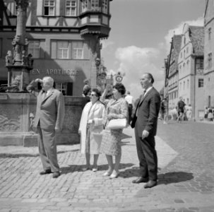 V.l.n.r. Heinz Frese, Hilde Eschen en de heer en mevrouw Echters op het marktple, Bestanddeelnr 254-4600