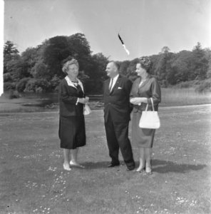 V.l.n.r. koningin Juliana , minister Opperman en zijn echtgenote in de paleistui, Bestanddeelnr 917-8338