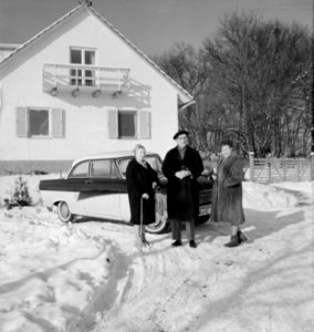 V.l.n.r. Hilde Eschen, Hermann Peffer enTraute Flamme in de sneeuw, Bestanddeelnr 254-4087