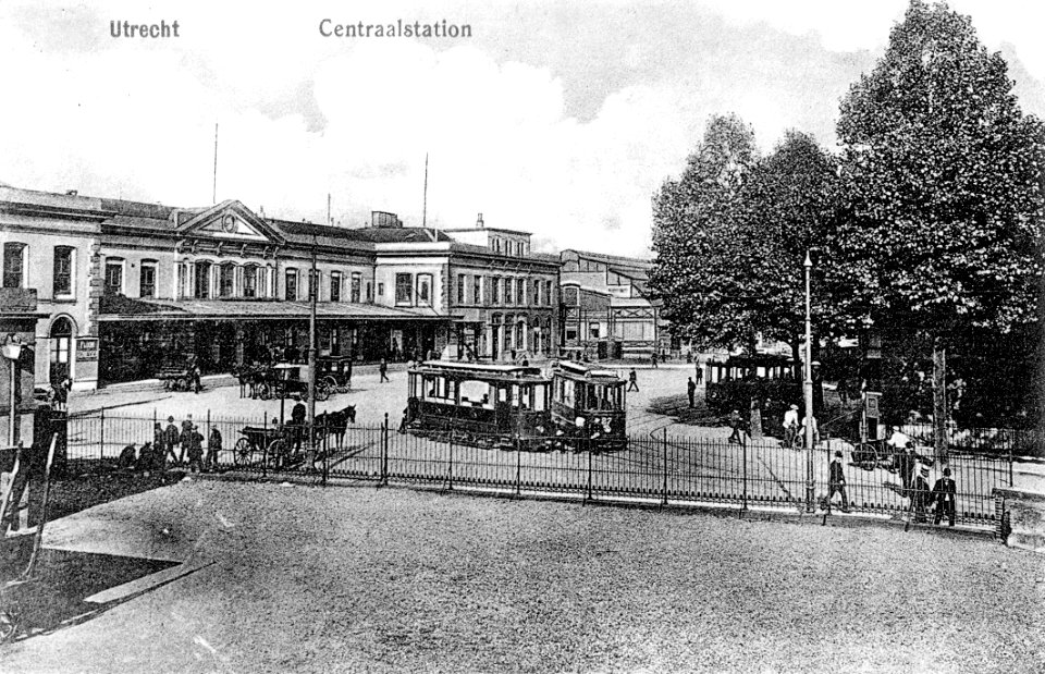 Utrecht Stationsplein met Gemeentetram nr. 27