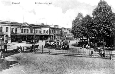 Utrecht Stationsplein met Gemeentetram nr. 27 photo