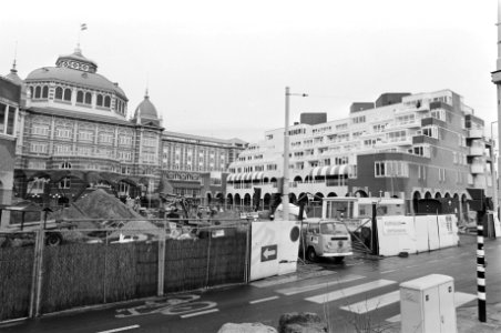 V.l.n.r. het Kurhaus in Scheveningen en een appartementencomplex, Bestanddeelnr 931-3036