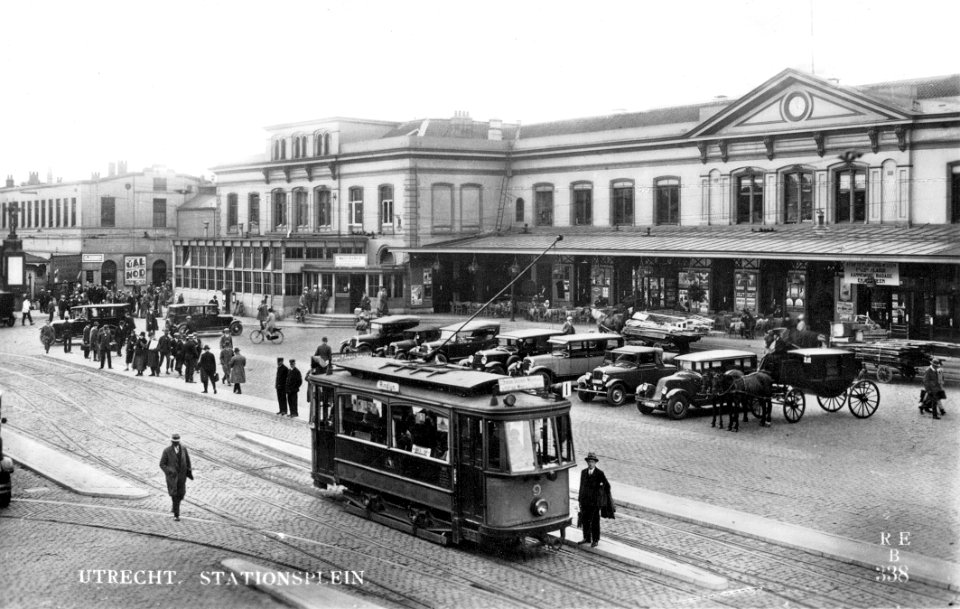Utrecht Stationsplein met Gemeentetram nr. 9