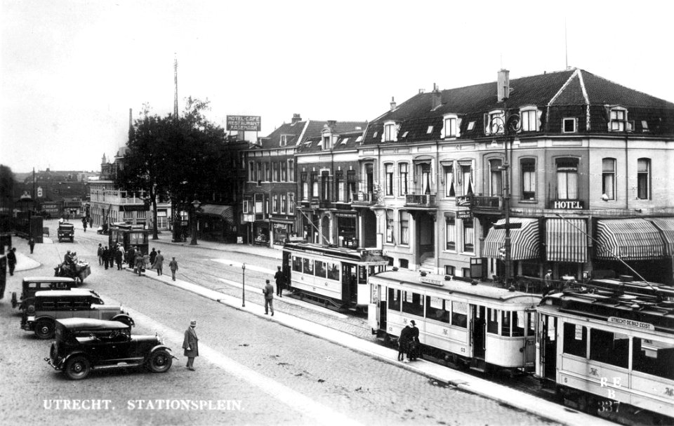 Utrecht Stationsplein met Gemeentetram nr. 77