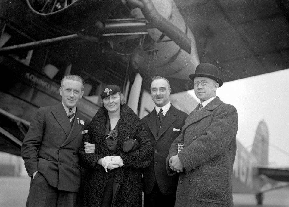 V.l.n.r. Harry Laponder, Thea Rasche en twee onbekende mannen bij de Fokker F.IX, Bestanddeelnr 189-1361